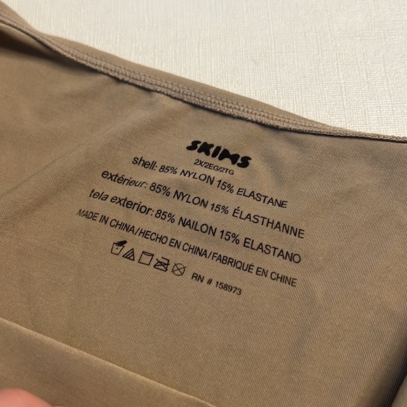 11. NWT SKIMS SOFT SMOOTHING THONG BODYSUIT DESERT - Picture 5 of 7